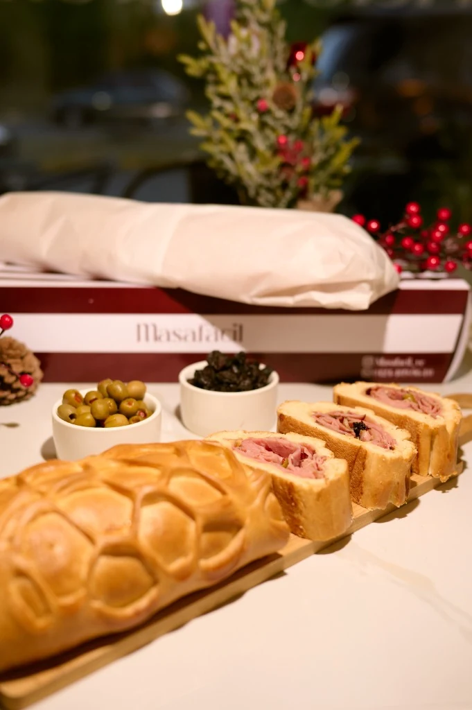 Pan de Jamón Masafácil en su caja de regalo con ambiente navideño